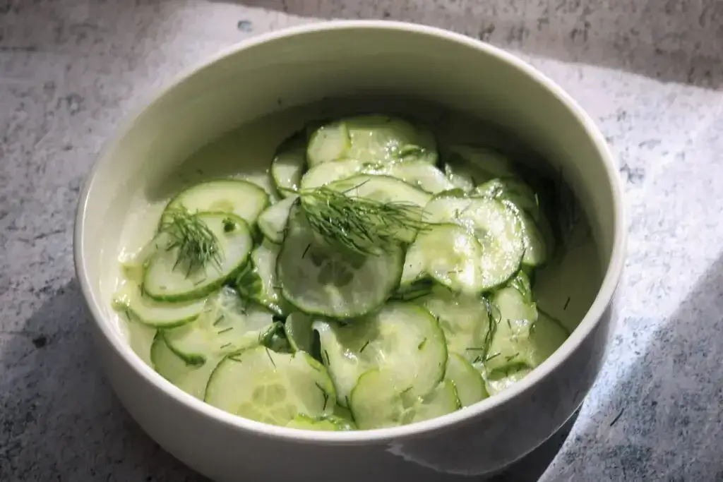 klassischer deutscher Gurkensalat mit Essig und Öl in einer Glasschüssel