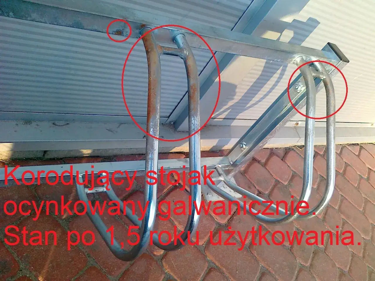 Korodujący stojak rowerowy, ocynkowany galwanicznie. Widoczne ślady rdzy po 1,5 roku użytkowania.
