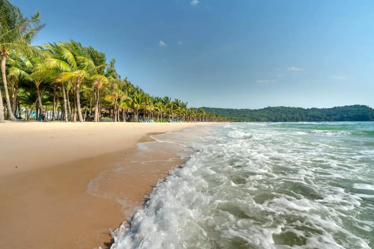 Piękna plaża na Phu Quoc. Luty to idealny czas na taką pogodę: słońce, palmy i szum fal.