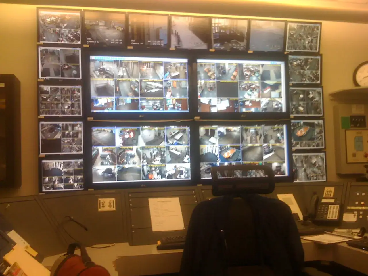 Plusieurs caméras sur un écran, offrant une vue d'ensemble d'un espace surveillé.