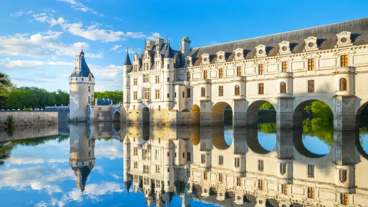 Le ch&acirc;teau de Chenonceau, un joyau &agrave; visiter dans la Loire, se refl&egrave;te dans l'eau paisible.