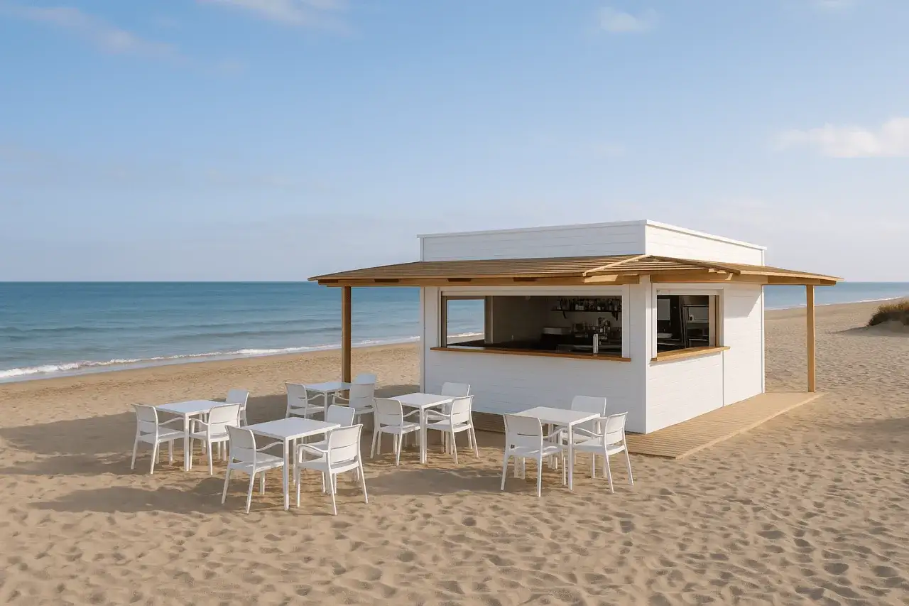 Un chiringuito moderno en la playa, listo para servir. Mesas y sillas blancas esperan a los clientes, con el mar de fondo.