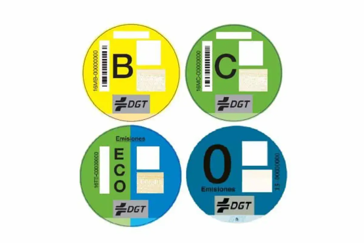 Pegatinas DGT: B (amarilla), C (verde), ECO (verde/azul) y 0 Emisiones (azul). Clasifican vehículos según su impacto ambiental, incluyendo los de **euro 6 emisiones**.