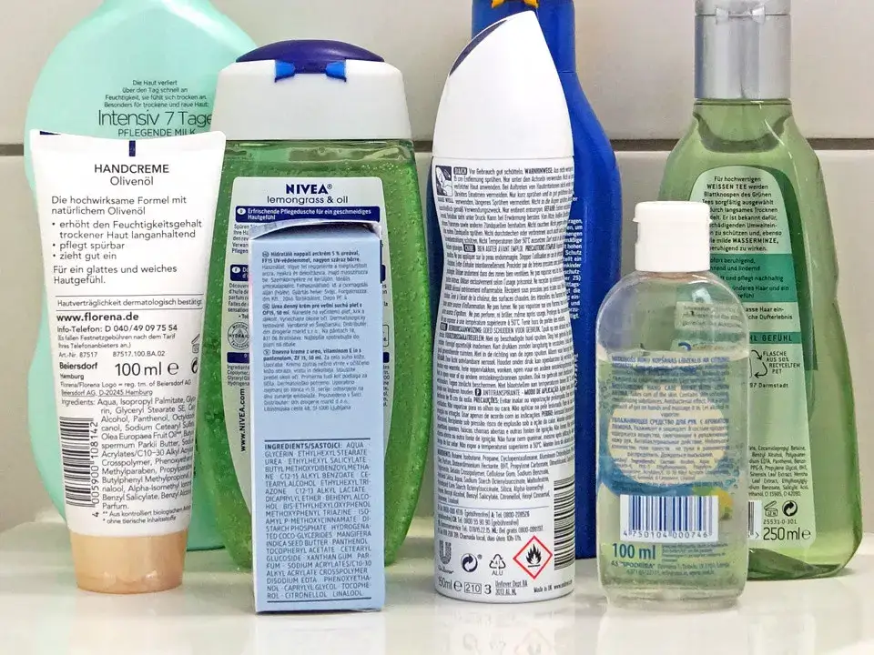 INCI Liste Inhaltsstoffe auf der Rückseite eines Kosmetikprodukts analysieren