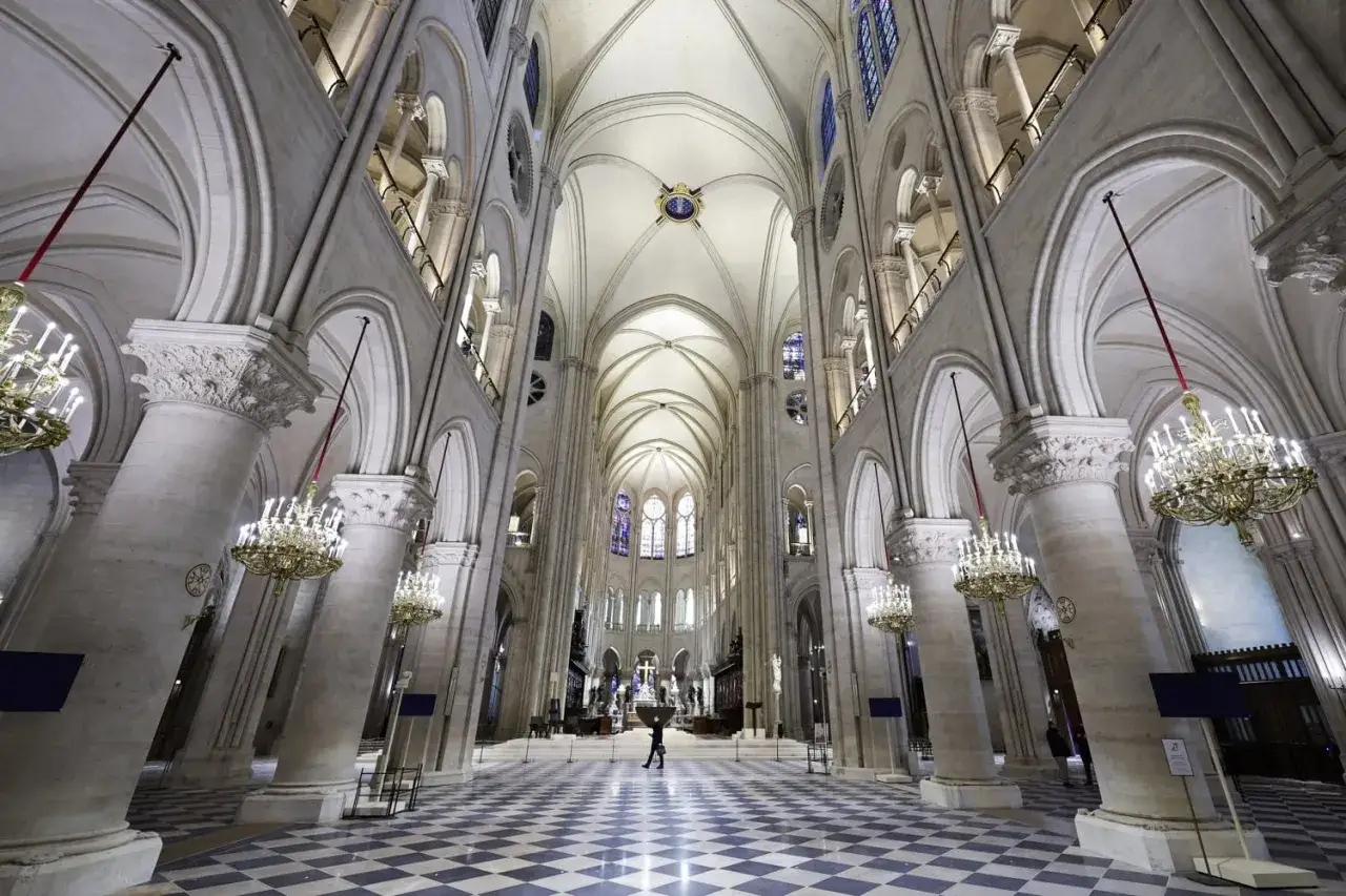 Imposante Säulen und Kronleuchter in Notre Dame. Bald kann man Notre Dame wieder besuchen und diese Pracht bestaunen.