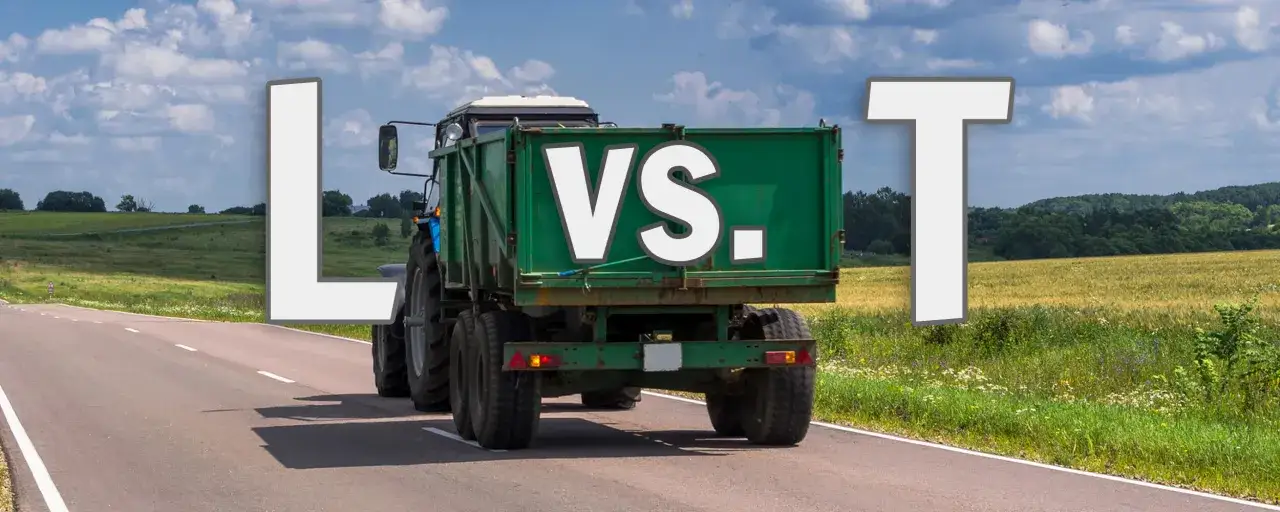 Traktor mit Anh&auml;nger auf Landstra&szlig;e, 