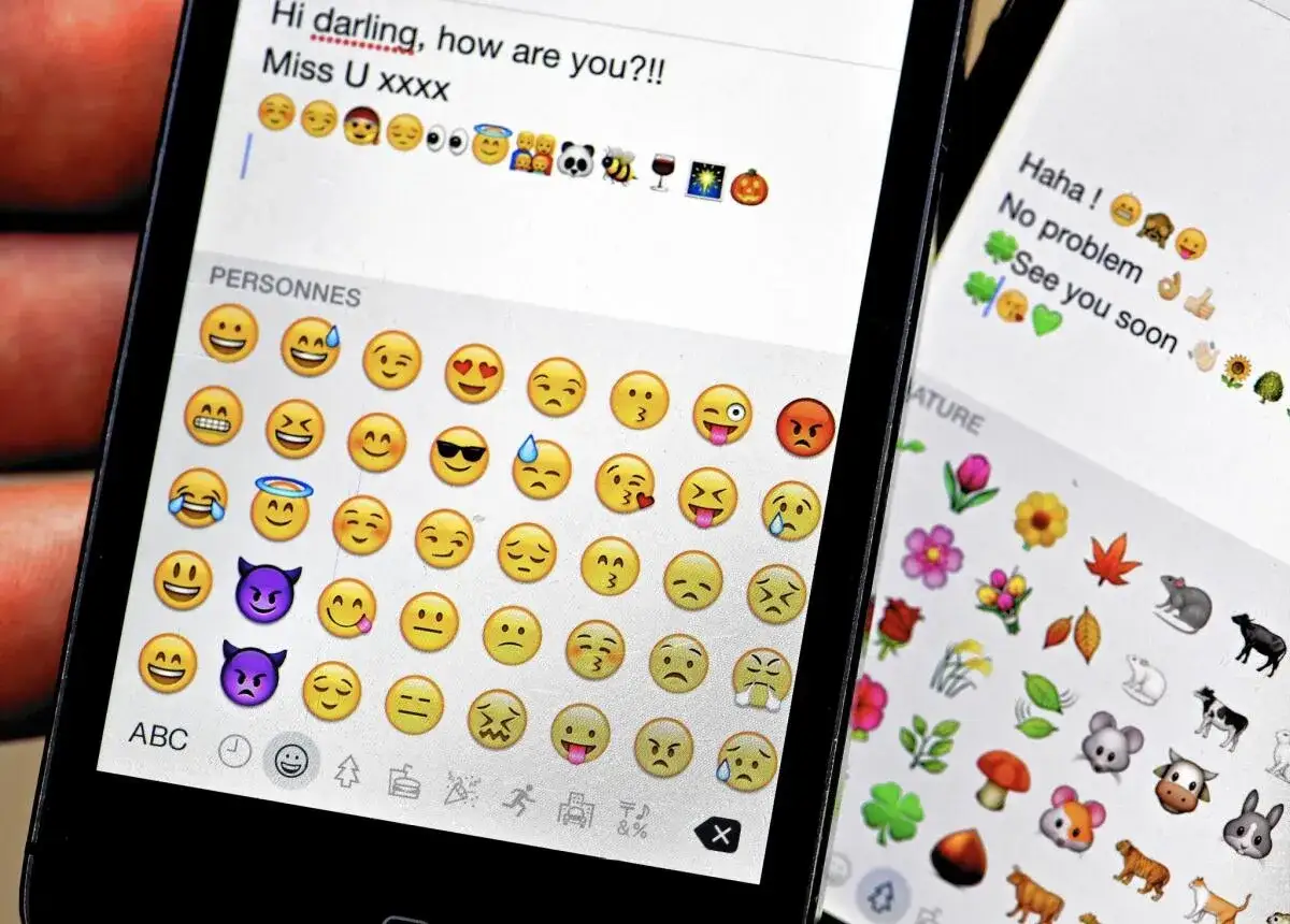 Två telefoner visar textmeddelanden med många emojis. En skärm visar en konversation med texten