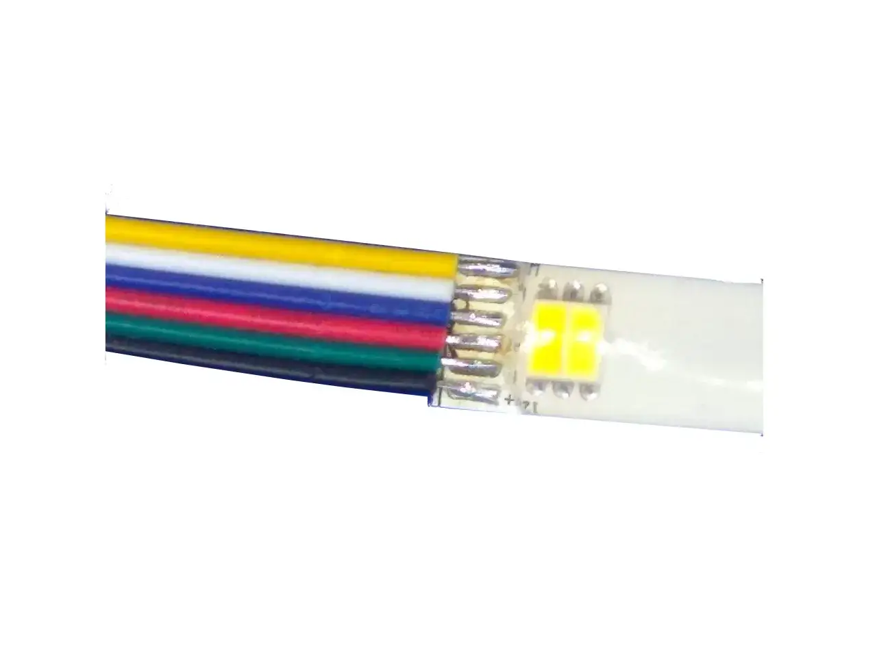 Przewody RGB połączone z taśmą LED. Dowiedz się, jak łączyć taśmy LED RGB, aby uzyskać efektowne oświetlenie.