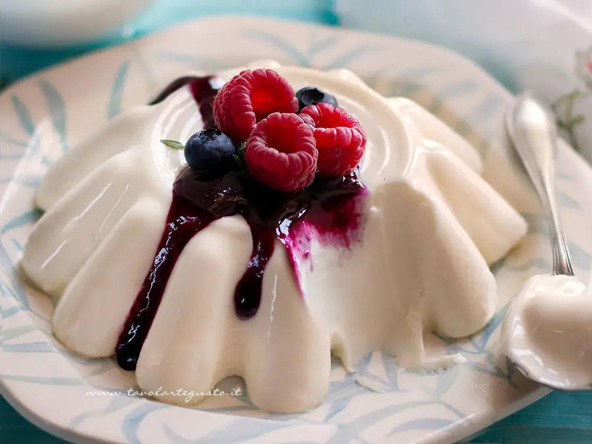 Panna cotta perfetta: quale panna usare per un dessert cremoso e vellutato, guarnito con frutti di bosco e salsa.