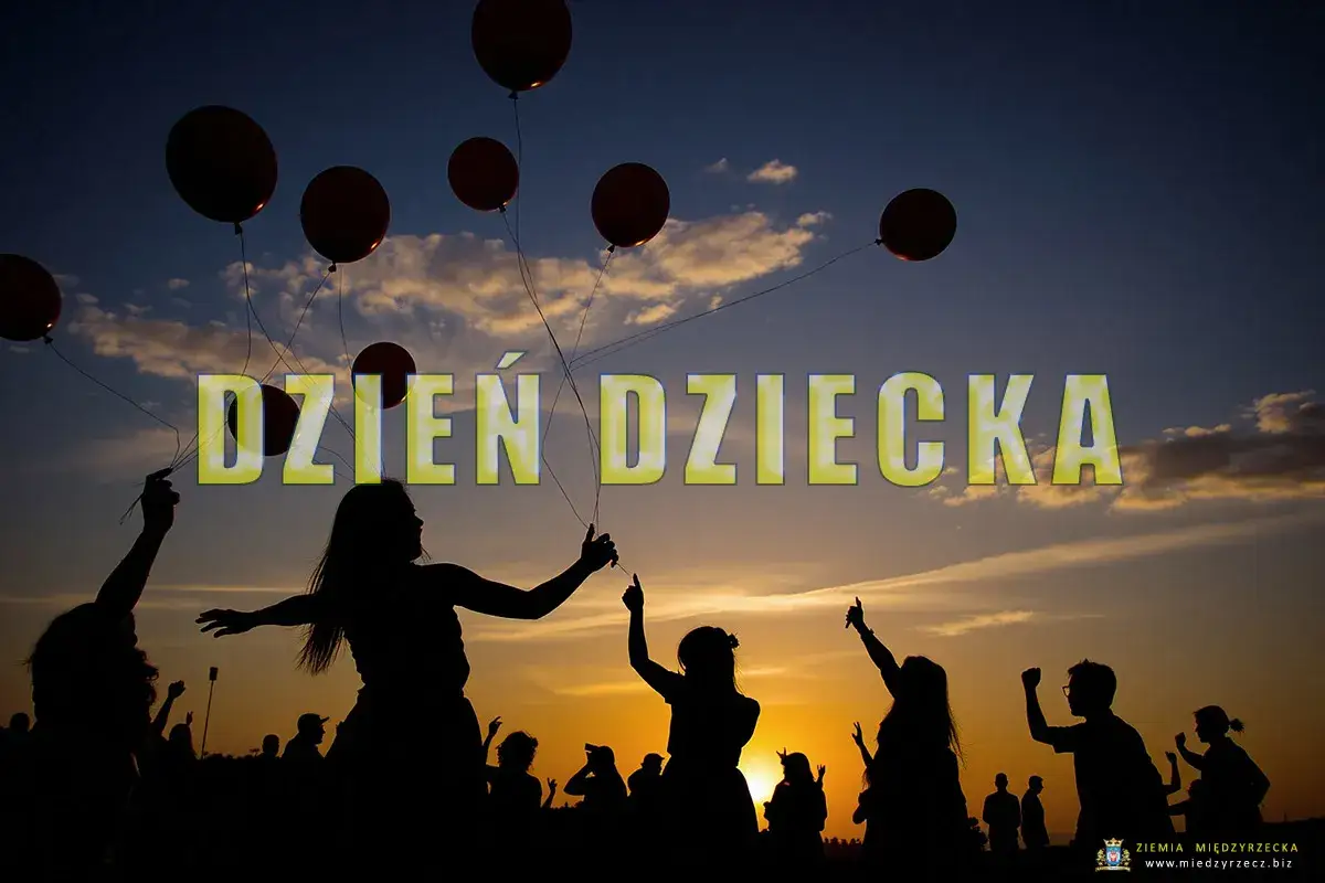 Sylwetki ludzi z balonami na tle zachodzącego słońca. Napis 