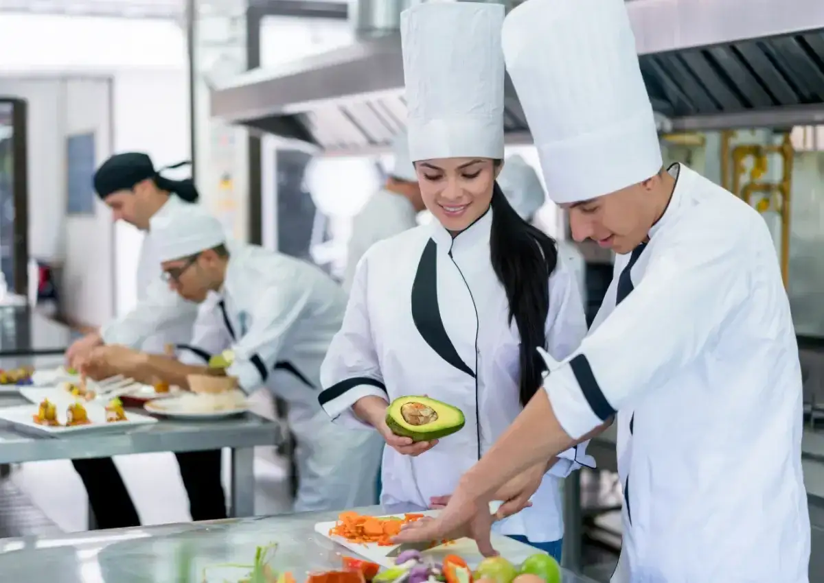 Equipo de cocina preparando platos, un ejemplo de seleccion personal hosteleria.