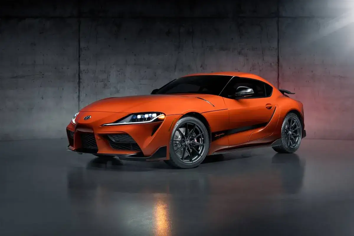 Pomarańczowa Toyota Supra prezentuje sportowy design. Sprawdź aktualną toyota supra cena i poczuj moc!