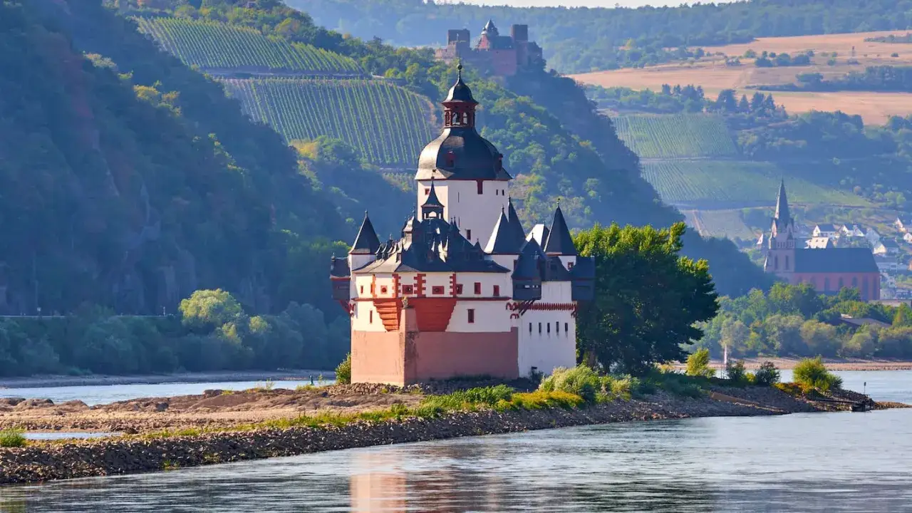 Märchenhafter Turm im Rhein, umgeben von Weinbergen und Burgen. Entdecken Sie diese und weitere Geheimtipps am Rhein.