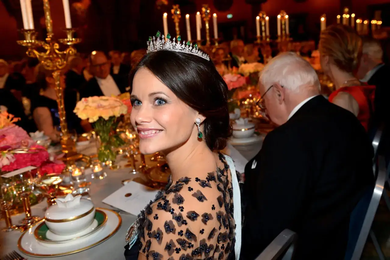 Prinsessan Sofia med tiara och smaragder vid en nobelmiddag.