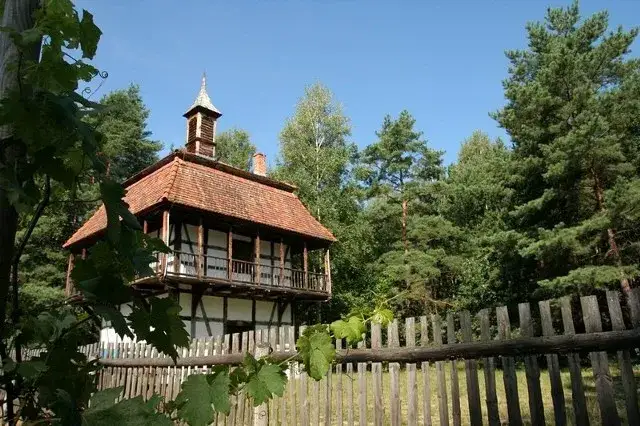 Skansen Ochla wieża winiarska chałupa 1675