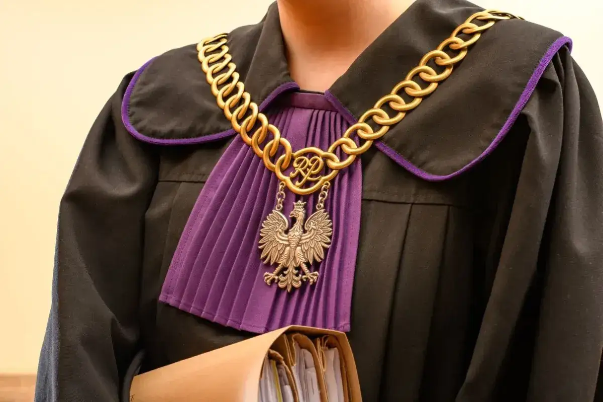 Sądowy strój z łańcuchem i godłem. W sprawach spadkowych często pojawia się pytanie, zachowek ile procent należy się uprawnionym.