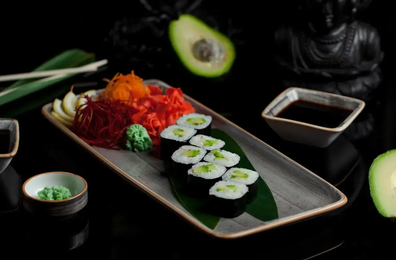 jak kroić sushi, serwowanie domowego sushi