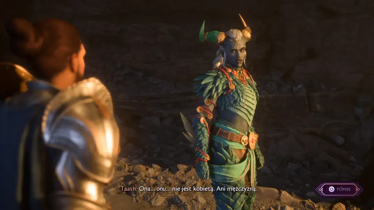 Postać z gry Dragon Age: Veilguard, z zielonymi rogami i ozdobnym strojem, rozmawia z innym bohaterem.
