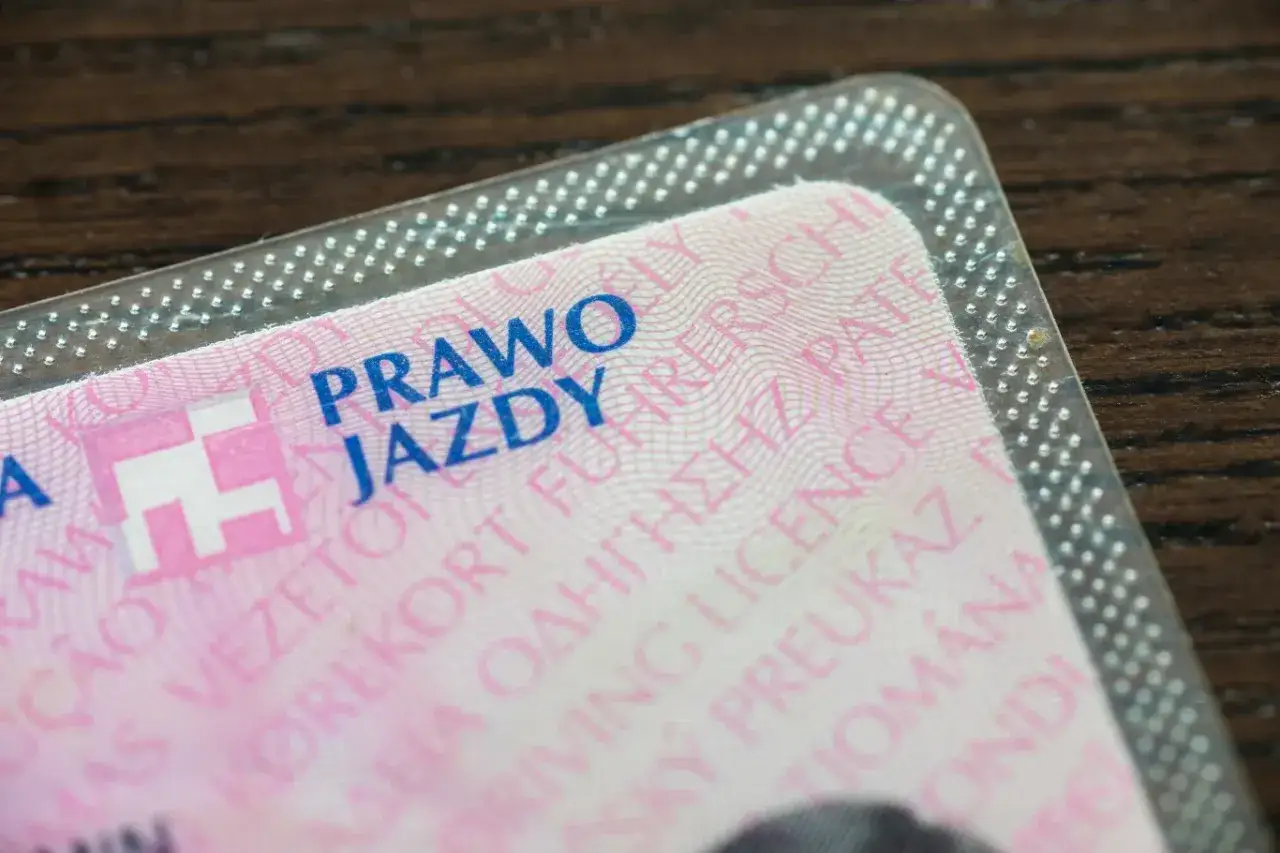 Zbliżenie na polskie prawo jazdy. Po ślubie często czeka nas wymiana dokumentów, w tym prawa jazdy, by nazwisko było aktualne.