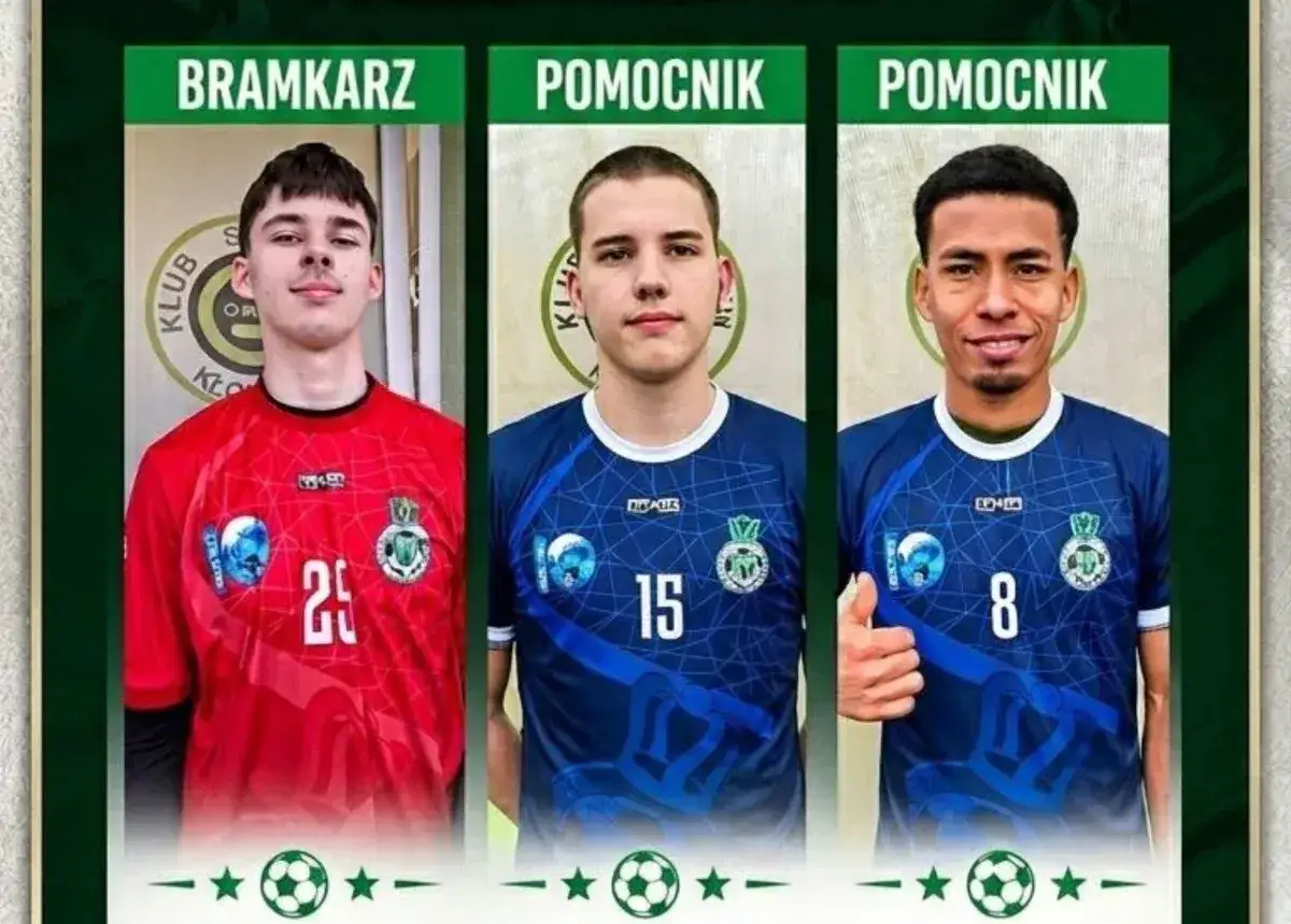 Trzech piłkarzy w strojach klubowych. Bramkarz z numerem 25, pomocnik z numerem 15 i pomocnik z numerem 8, kt&oacute;ry pokazuje kciuk w g&oacute;rę.