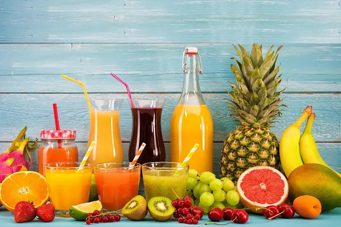 różne świeże soki warzywne i owocowe na cholesterol