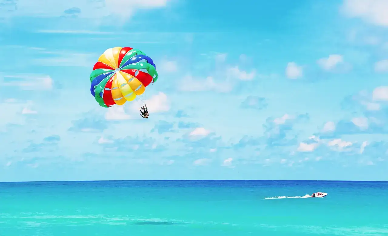 Parasailing nad turkusowym morzem w Marsa Alam. Piękna pogoda sprzyja wodnym atrakcjom.