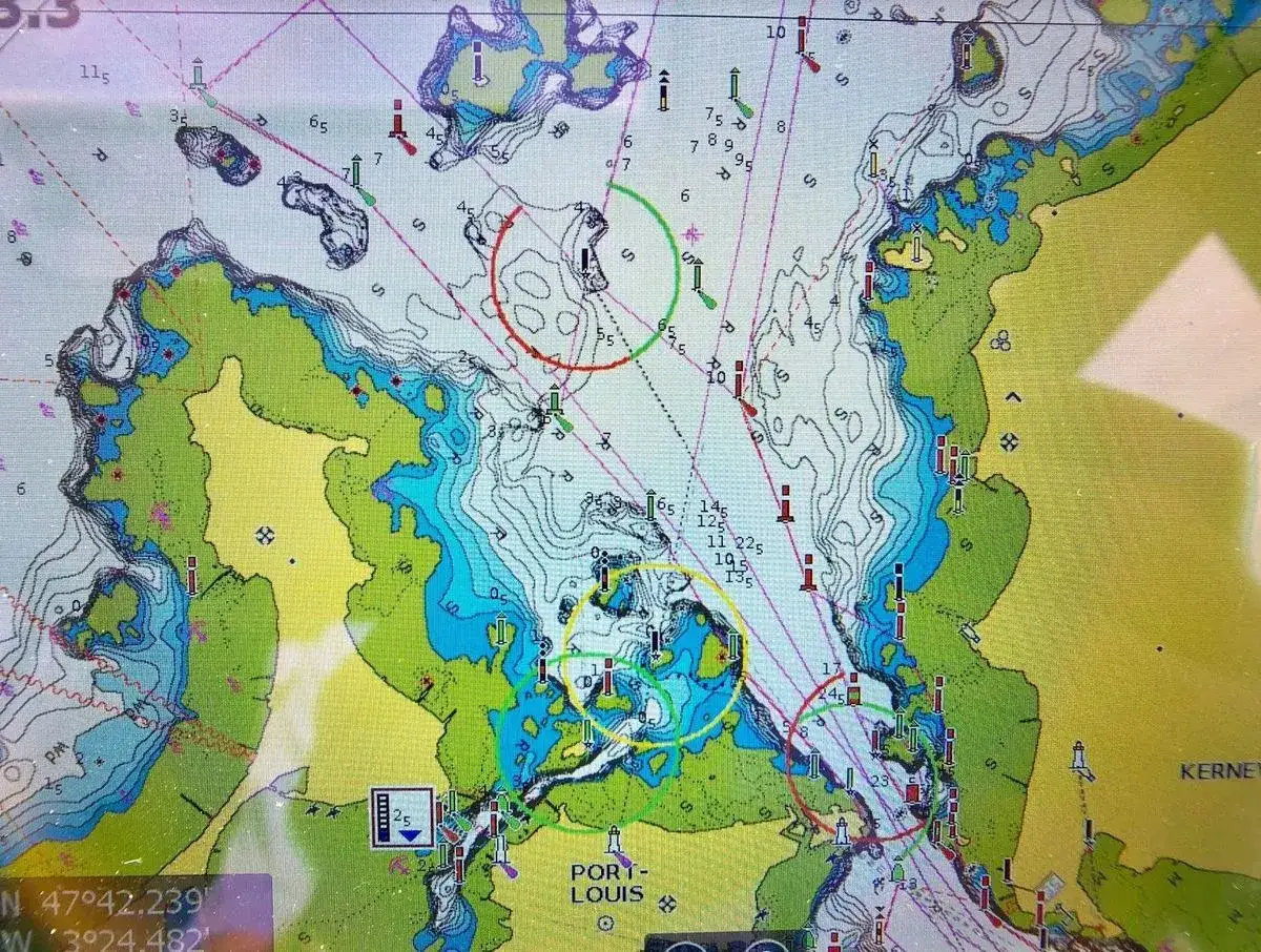 Carte marine électronique affichant des profondeurs, des bouées et des dangers. Un guide nautique essentiel pour naviguer près de Port-Louis.