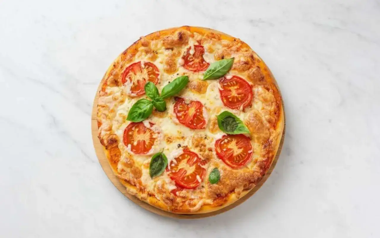 Pizza Margherita 32 cm z pomidorami i bazylią. Zastanawiasz się, ile kalorii ma pizza margherita 32 cm?