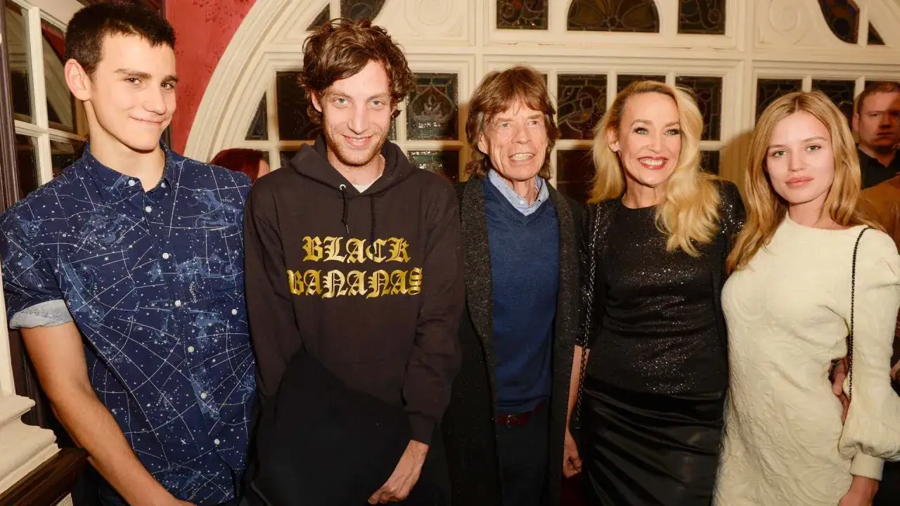 Mick Jagger z dziećmi i Jerry Hall na wydarzeniu.