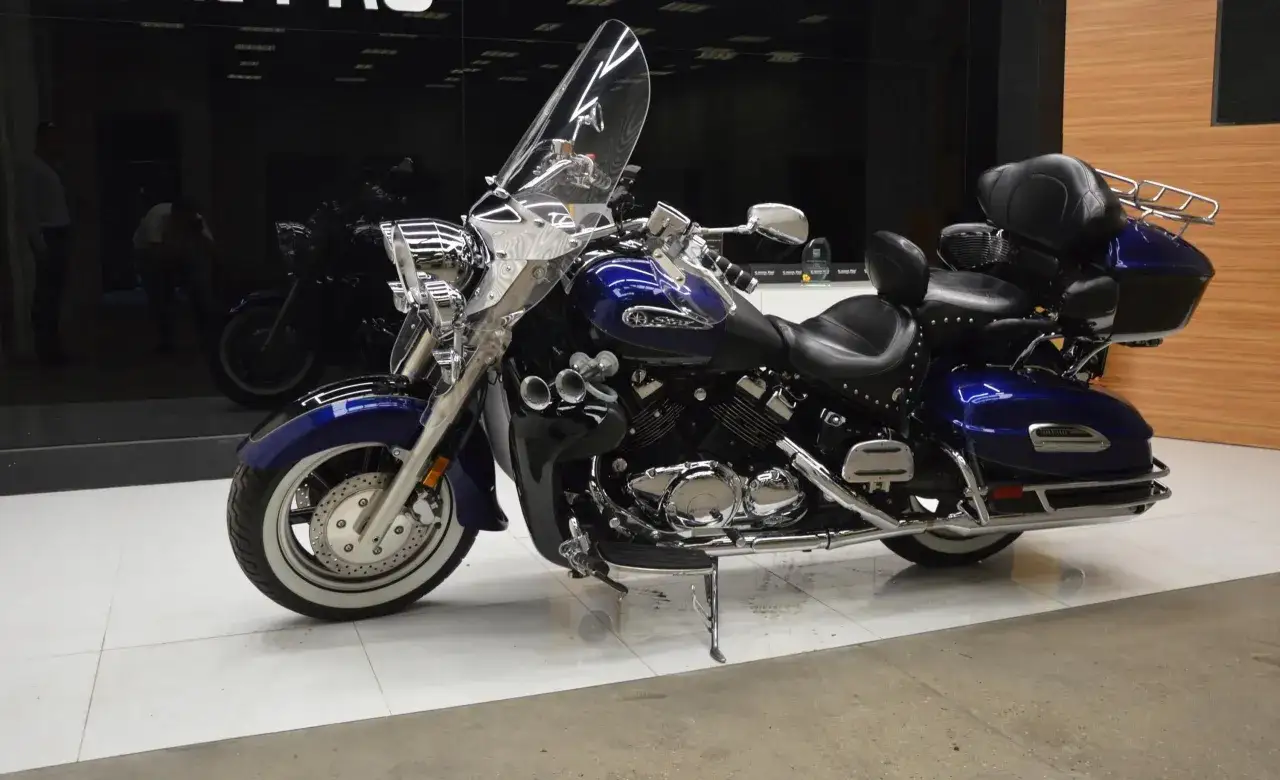 Błyszczący, granatowy Yamaha Royal Star z chromowanymi detalami i dużą szybą, gotowy na daleką podr&oacute;ż.