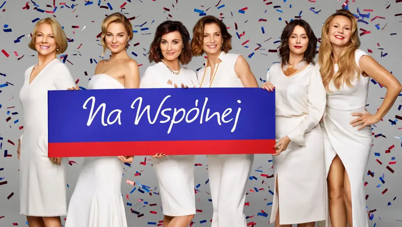 Sześć kobiet w białych sukniach trzyma baner