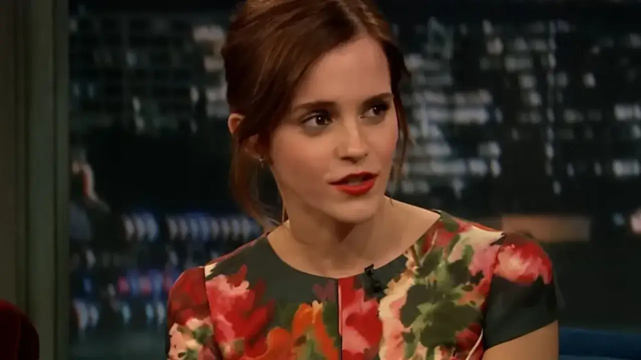 Emma Watson w kwiecistej sukience, w rozmowie o tym, czy Emma Watson ma męża.