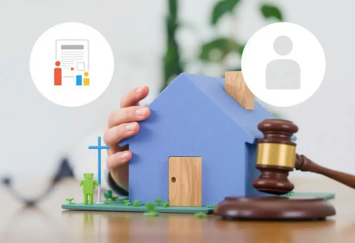 Une main tient une maison bleue, symbolisant une réclamation auprès d'une agence immobilière. Un marteau de juge et des icônes de document et de personne complètent la scène.
