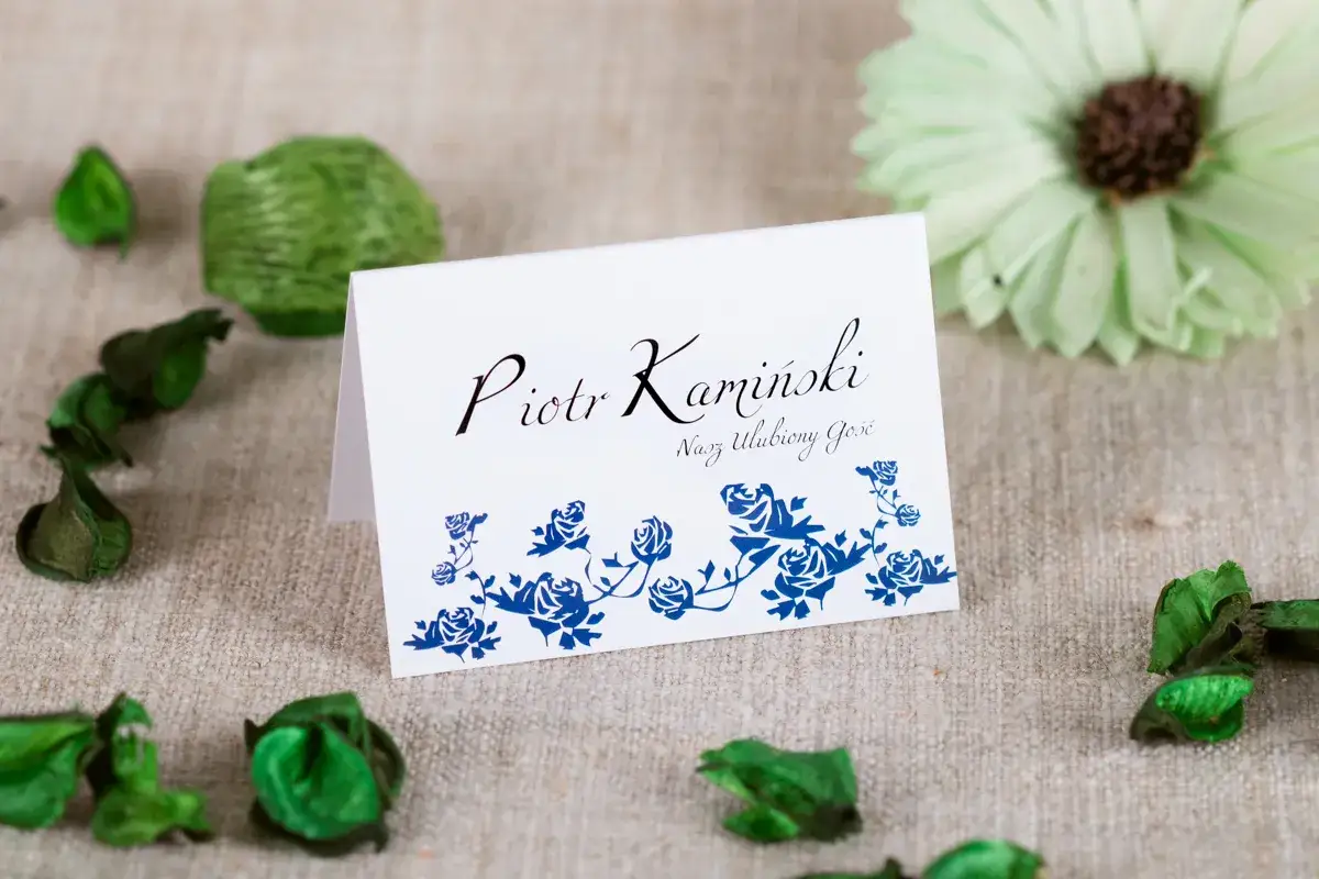 Eleganckie winietki dla usługodawców z motywem niebieskich róż. Na jednej z nich widnieje napis 