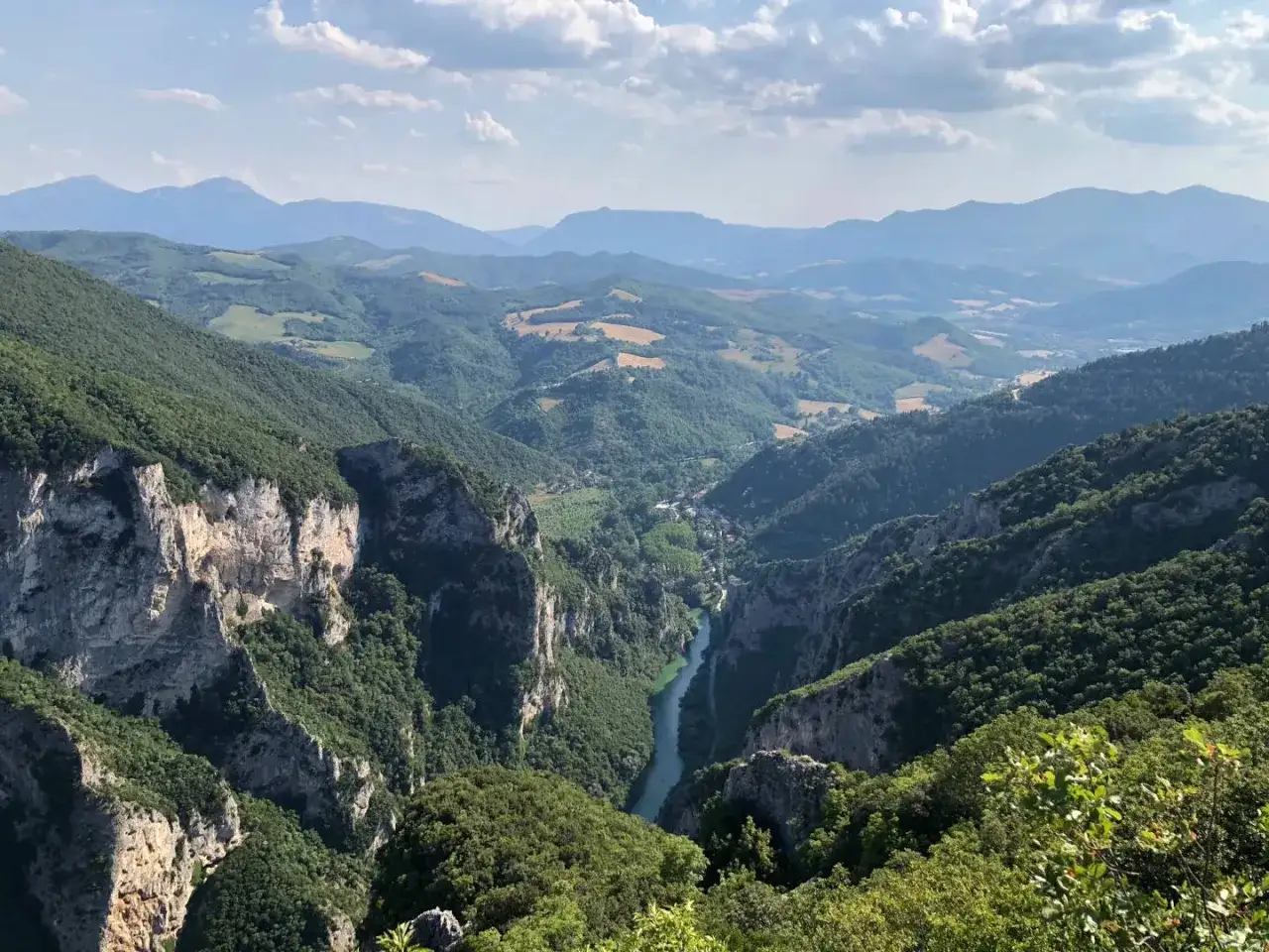 Panoramica mozzafiato dalla terrazza del Furlo, con il fiume che serpeggia tra gole rocciose e colline verdi.