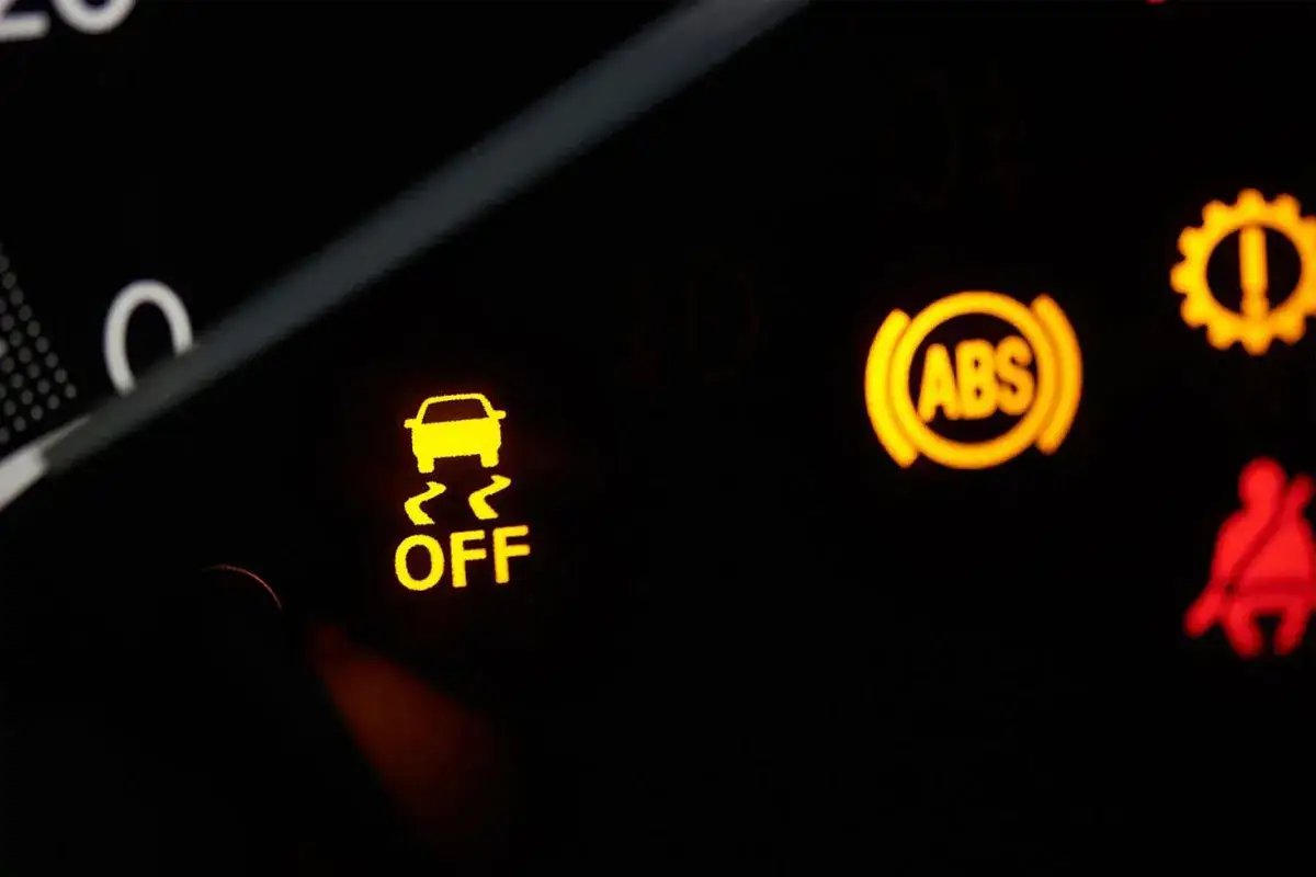 Luz de advertencia del control de tracci&oacute;n (ASR) desactivada en el tablero del auto. Tambi&eacute;n se ve el indicador ABS.