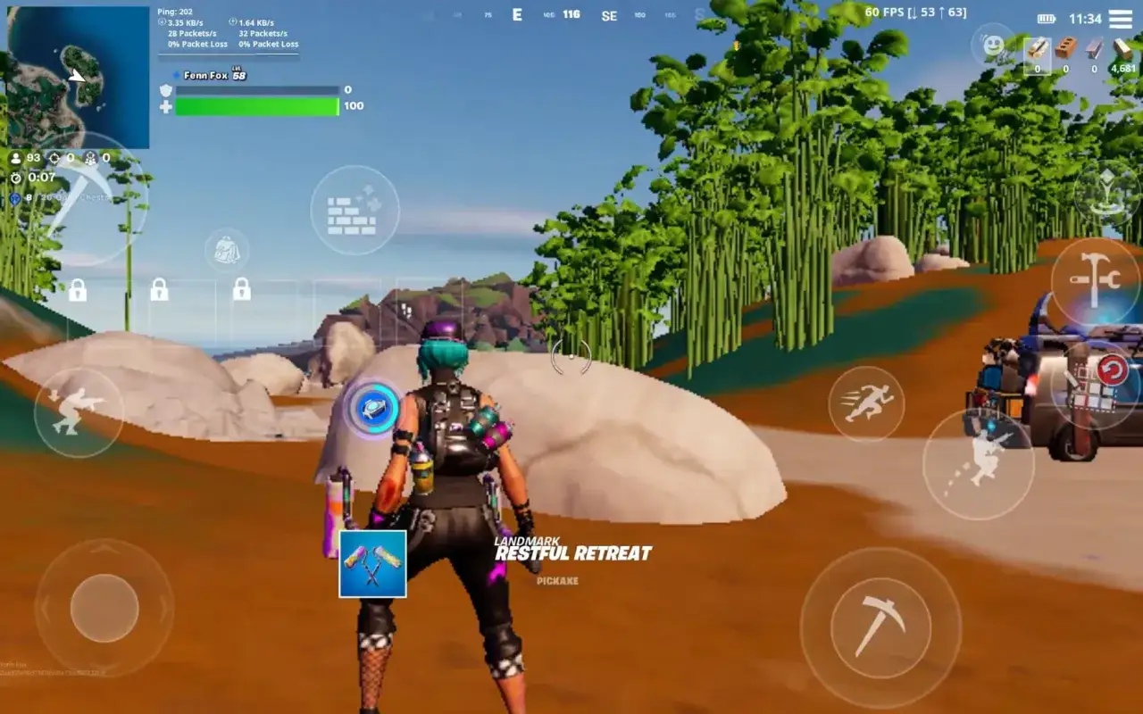 Gra w Fortnite na urządzeniu mobilnym. Postać w grze, wirtualne przyciski sterowania, otoczenie z bambusami i kamieniami. Jak zainstalować Fortnite na telefonie?
