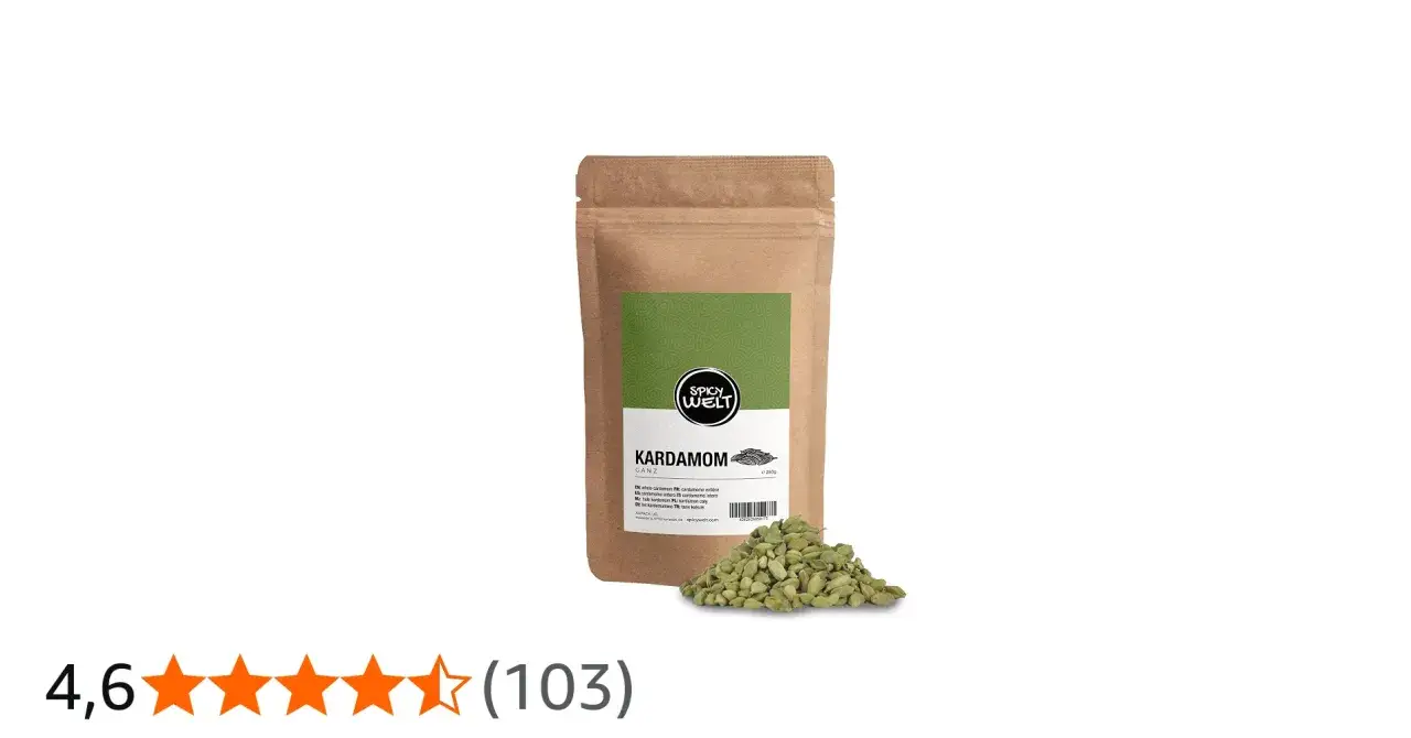 En påse med hel kardemumma från Spicy Welt, med en hög med kardemummakapslar framför. Perfekt för svenska bakverk!