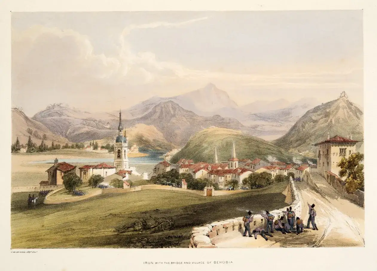 Irun, Spanien: malerische Stadt mit Kirchturm, roten D&auml;chern und Bergen im Hintergrund. Soldaten auf einer Mauer.