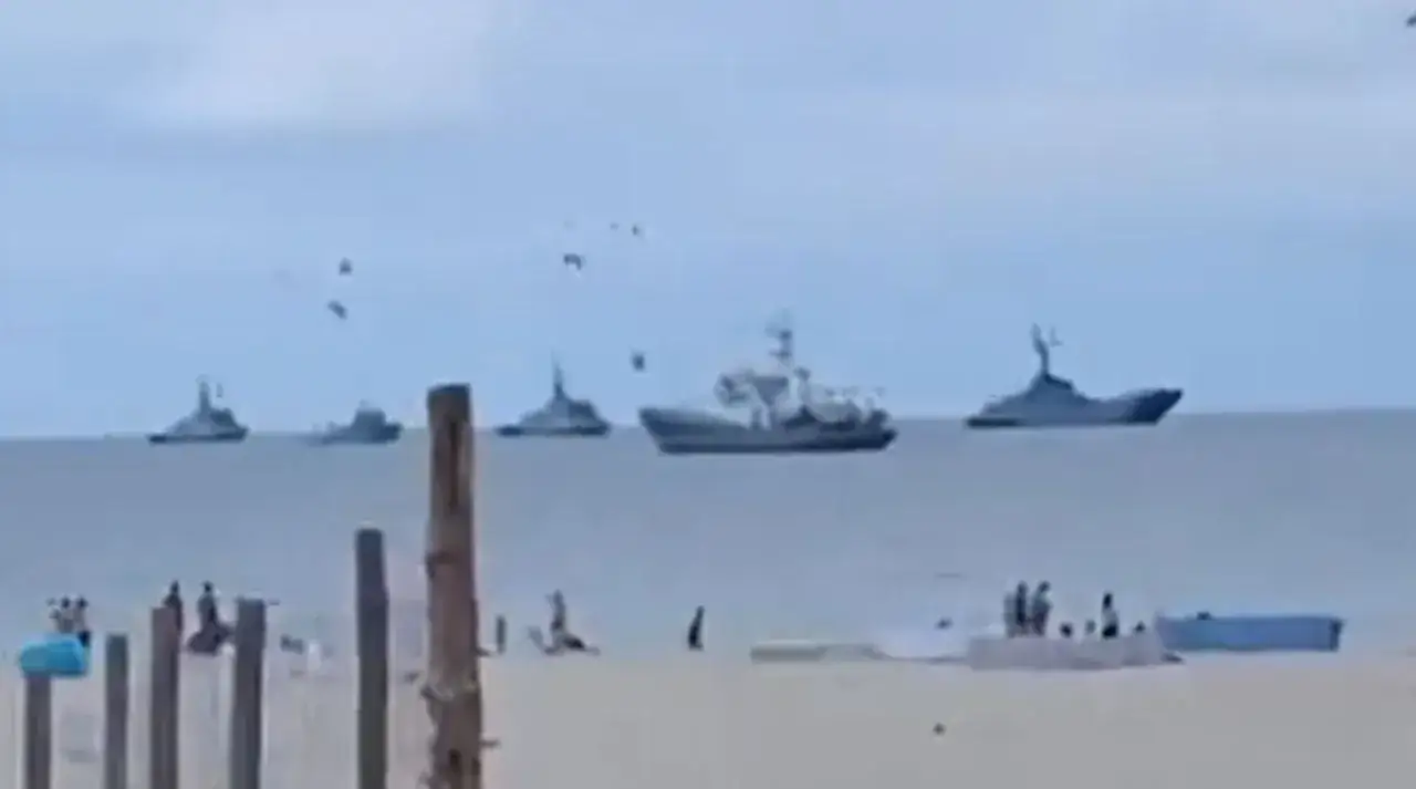 Port wojenny Hel. Zwiedzanie okolicy plaży z widokiem na okręty wojenne na morzu.