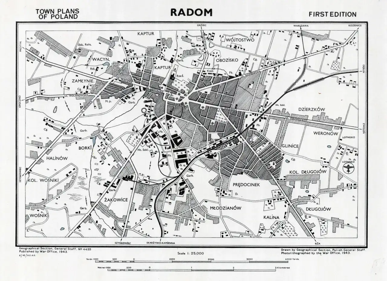 Mapa z 1943 roku pokazuje Radom i okolice. Miasto leży w województwie mazowieckim.
