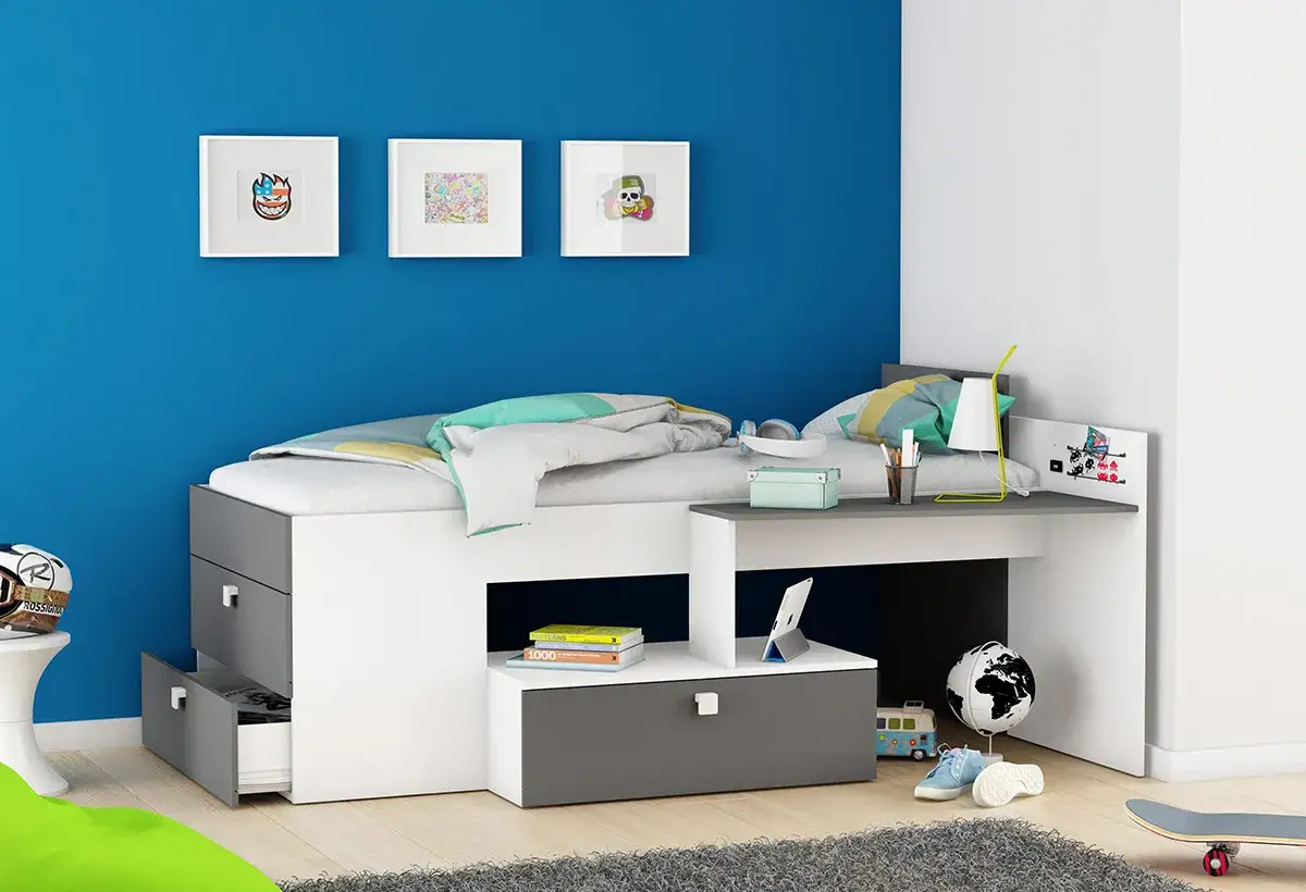 Chambre de garçon moderne avec lit mezzanine, bureau intégré et décoration murale tendance.
