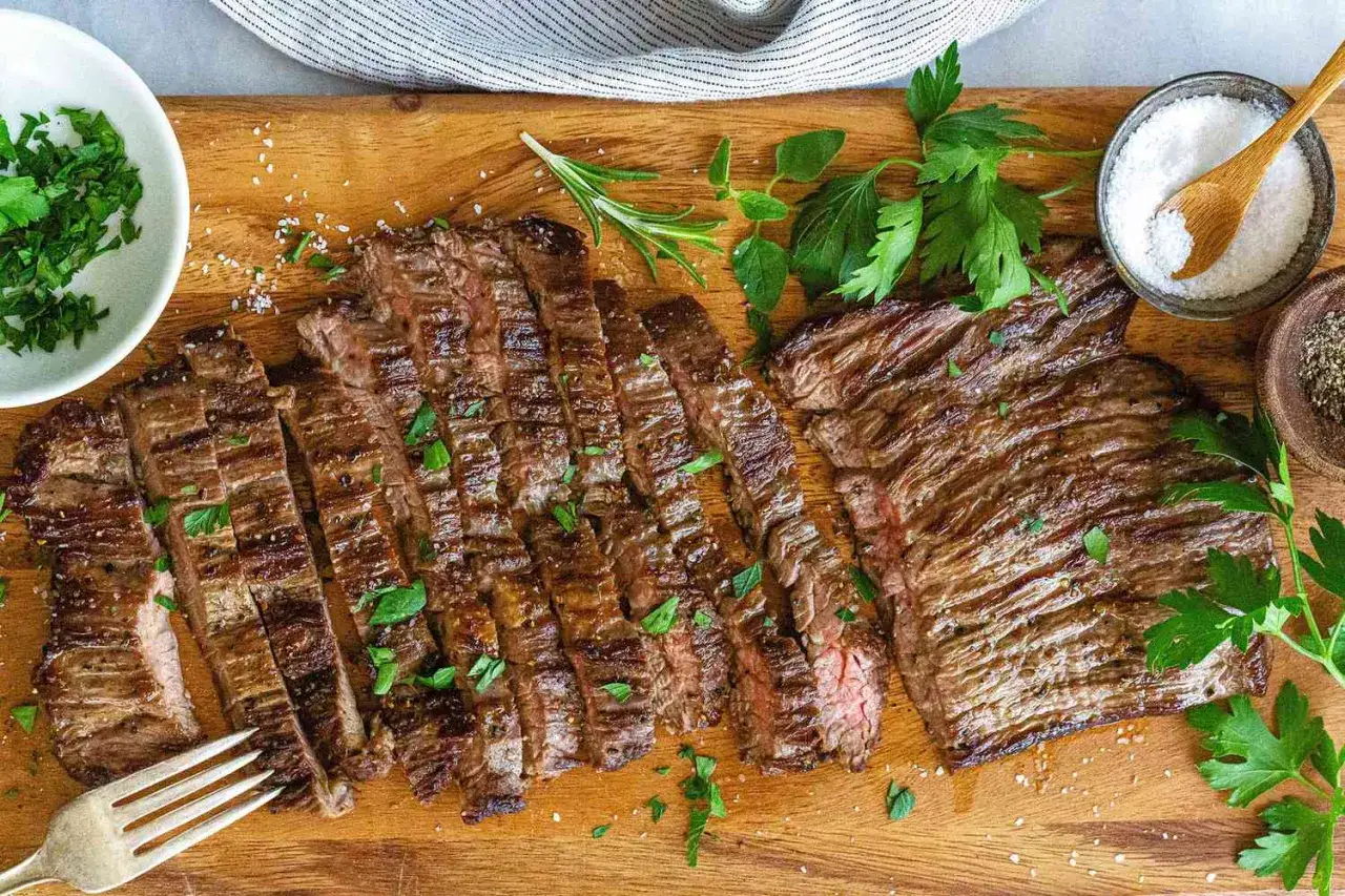 Perfekt gegrilltes Skirt Steak, in Scheiben geschnitten, garniert mit frischer Petersilie. So gelingt das Skirt Steak zubereiten.