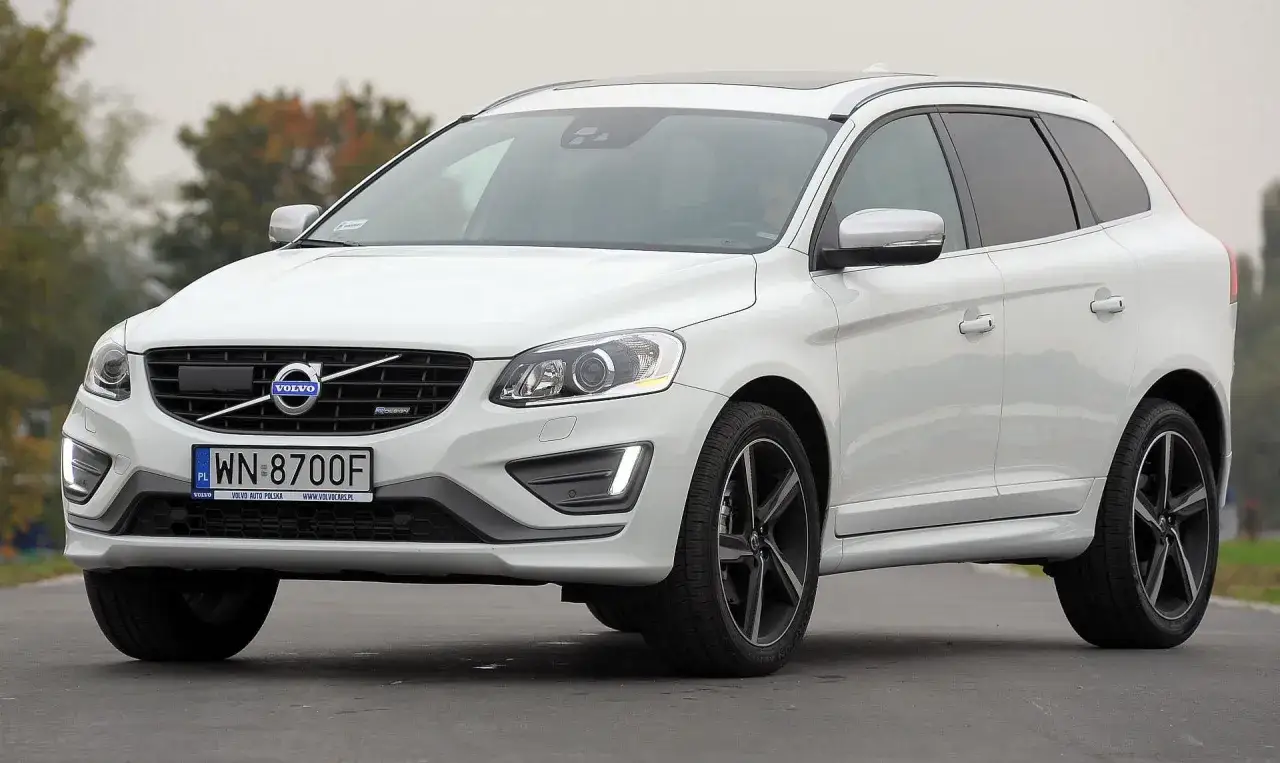 Białe Volvo XC60 na drodze. Zastanawiasz się, ile spala? Ten SUV oferuje komfort i bezpieczeństwo.