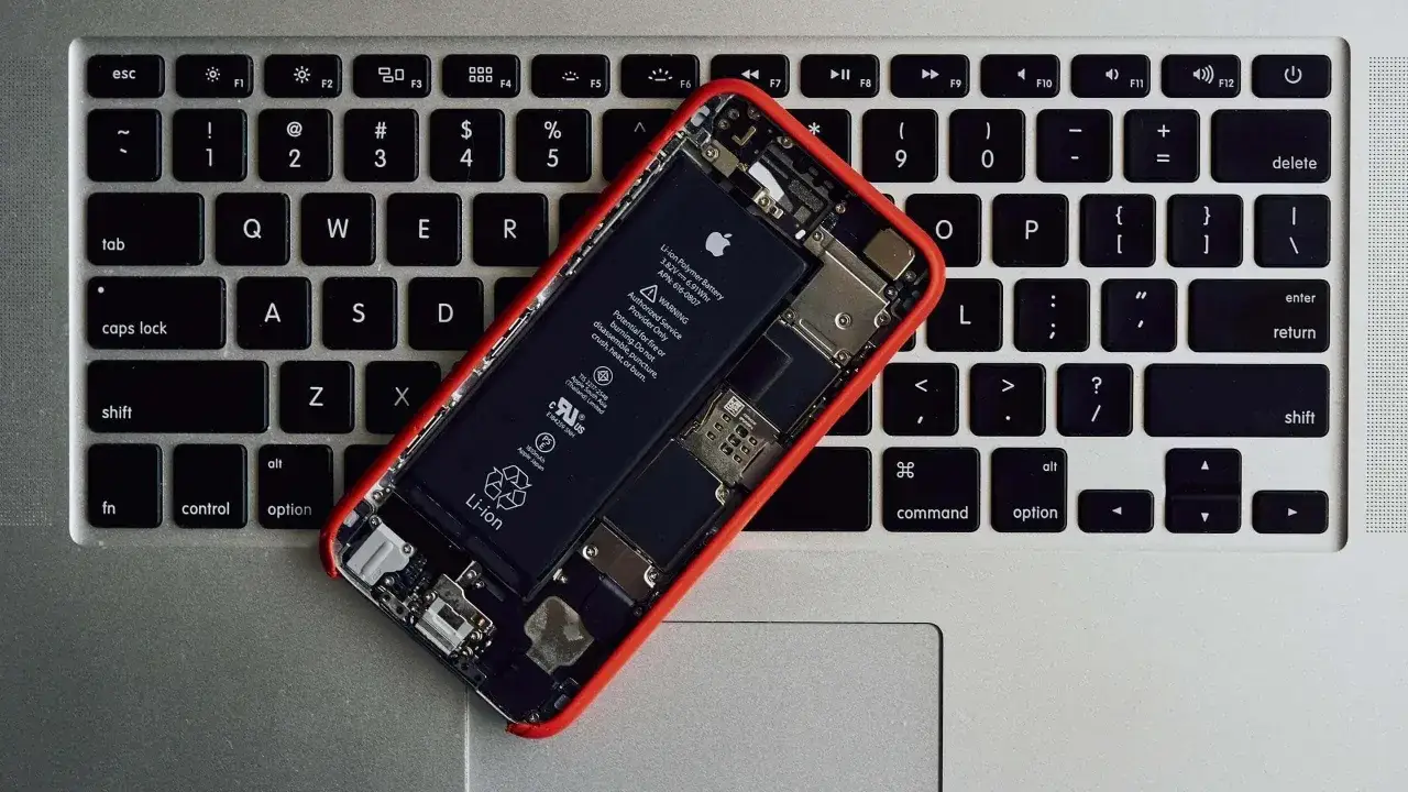 Porównanie oryginalnej baterii iPhone 7 i zamiennika