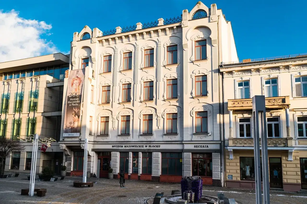 Elegancka kamienica w stylu art nouveau z ozdobnymi detalami, Muzeum Mazowieckie w Płocku.