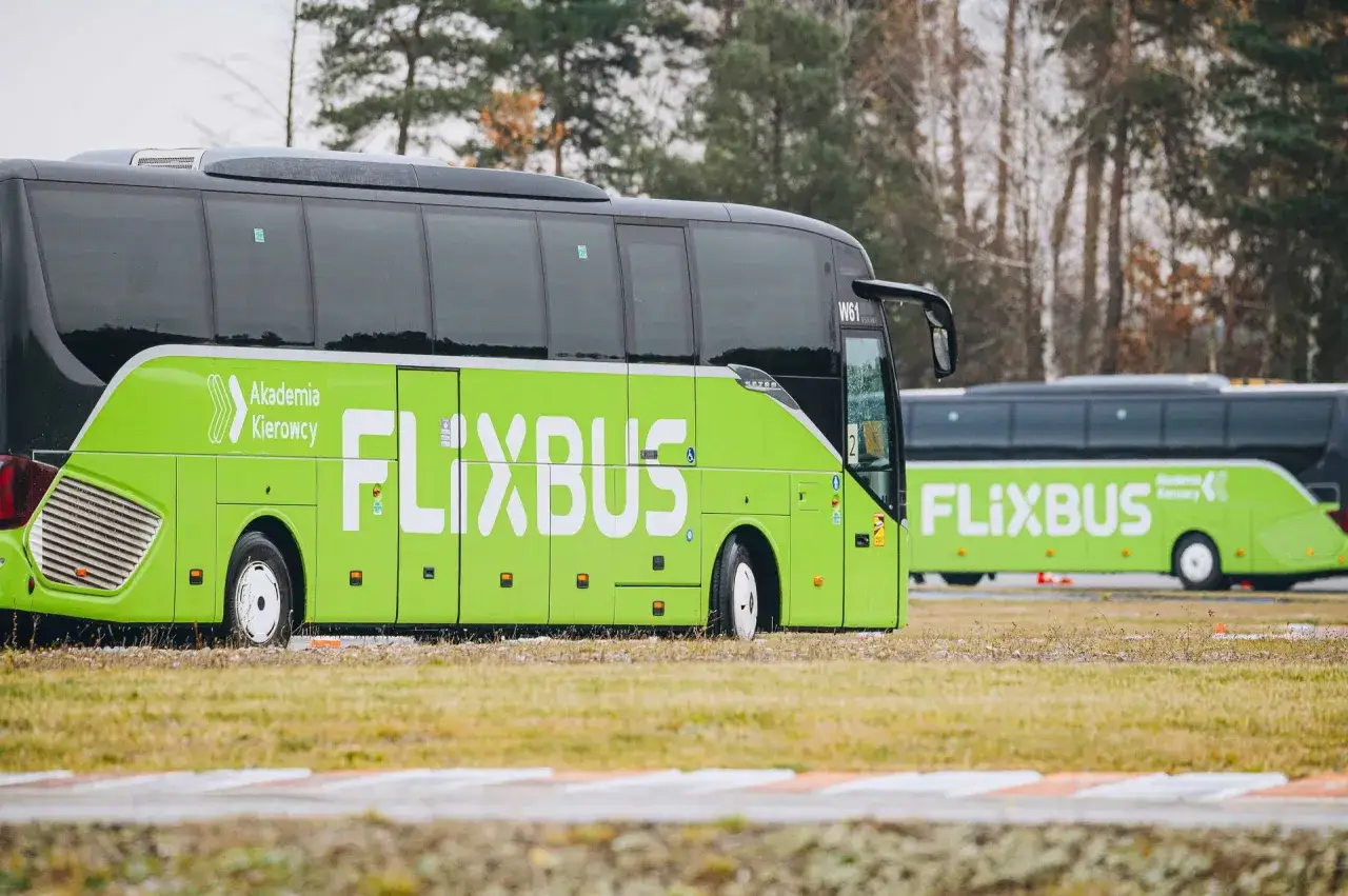 Zielony autobus Flixbus stoi na postoju, czekając na pasażerów. Czyżby kolejne flixbus opóźnienia?