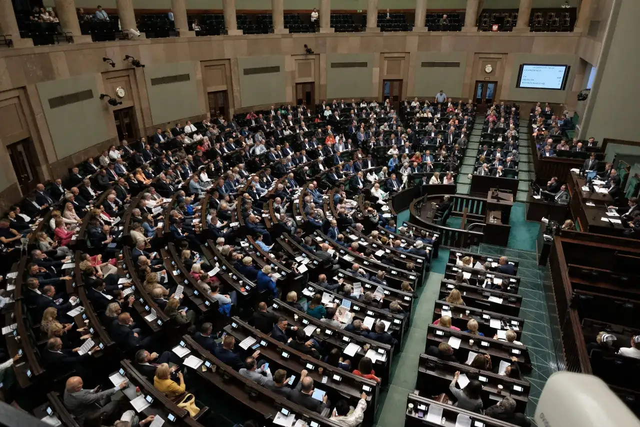Zdjęcie Czy sejm może rozwiązać senat? Odkryj prawdę o ich kompetencjach