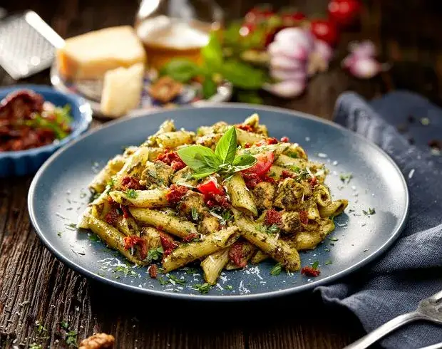 Zdjęcie Szybki przepis na makaron penne z kurczakiem i pomidorami, który zachwyci