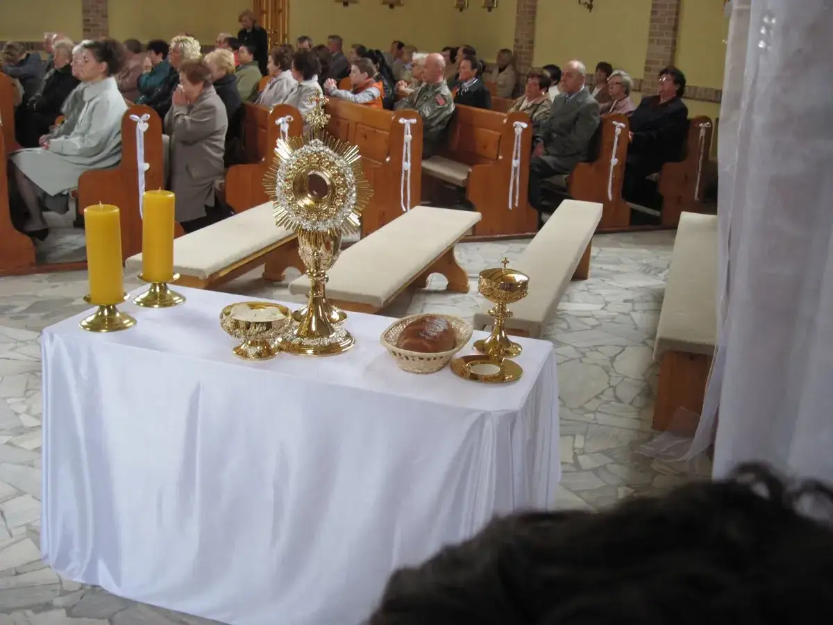 Zdjęcie Dary składane na ołtarzu: ich znaczenie i rola w liturgii katolickiej